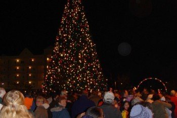 Winterfest_of_Lights_Ocean_City_MD_Berlin_Tree_Lighting_Holiday2-670x732