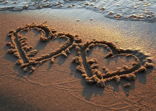 2-hearts-in-the-sand_9344653