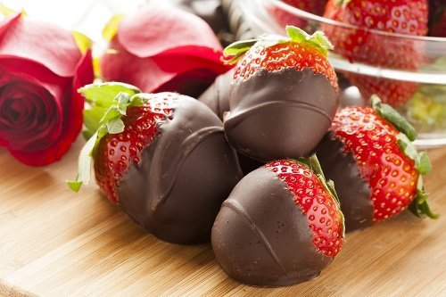 chocolate covered strawberries 125694368